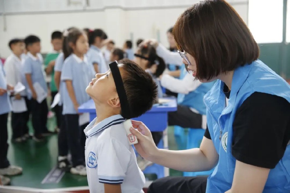 中小学生脊柱侧弯已超500万！世界脊柱日，这个基地揭牌成立